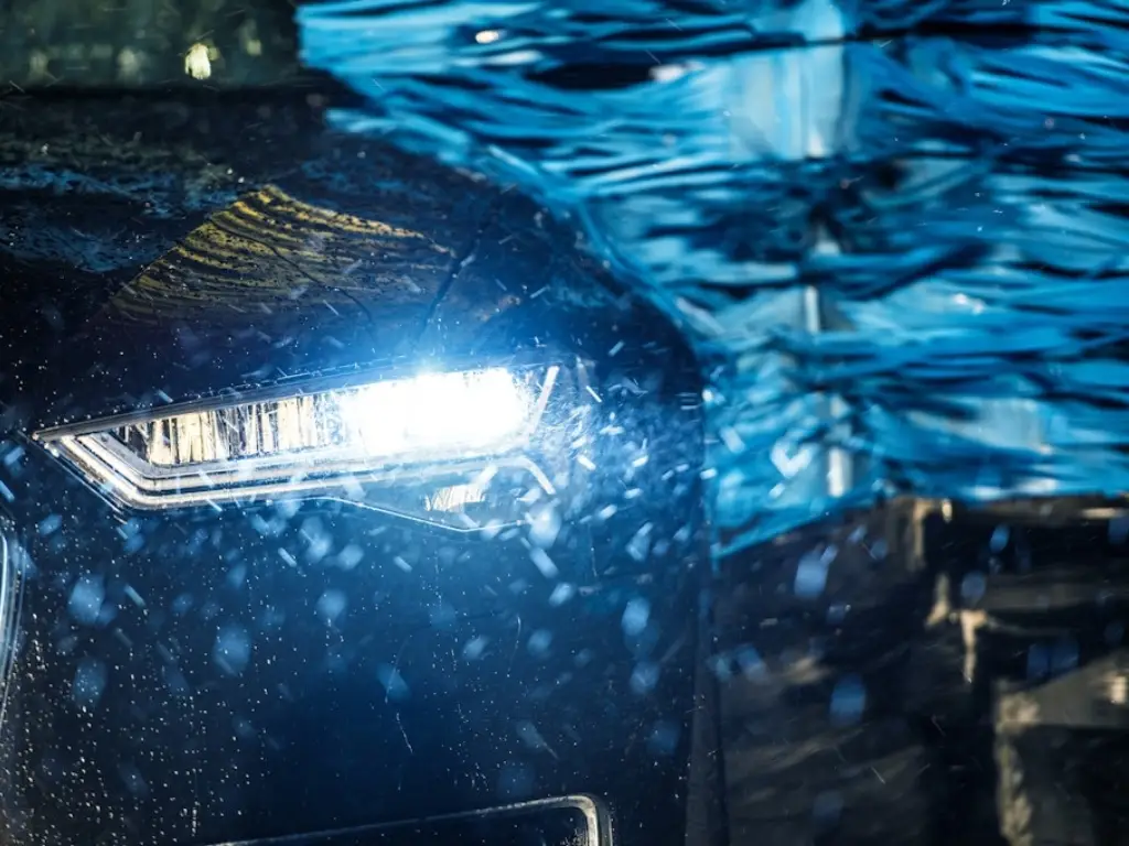 Auto in moderner Waschstraße in Bochum – gründliche Reinigung und Lackschonung durch innovative Technik